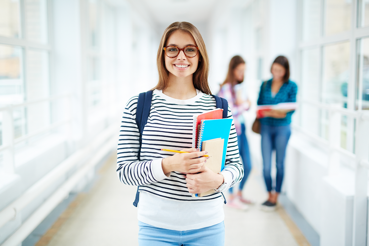 Online English Courses 5 Studentin auf dem Campus